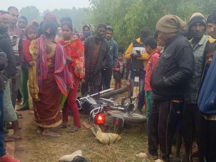 बोड़ाम में सड़क हादसा; युवक की मौत | बोड़ाम में सड़क हादसा; युवाओं की मौत: प्रतिद्वंद्वी वैन ने बाइक में मारी प्रतिद्वंद्वी, पत्नी और बेटी गंभीर-जमशेदपुर (पूर्वी सिंहभूम) समाचार