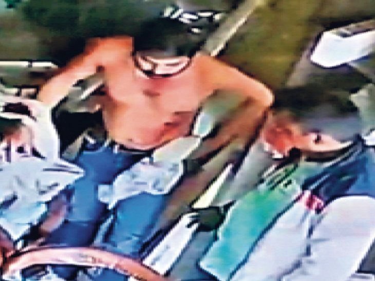 3 अपराधियों ने दिया घटना को अंजाम | 3 बदमाशों ने घटना को दिया अंजाम: पेंड्रा में कैशियर से 13 लाख की लूट, युवकों को मारी गोली - रांची न्यूज़