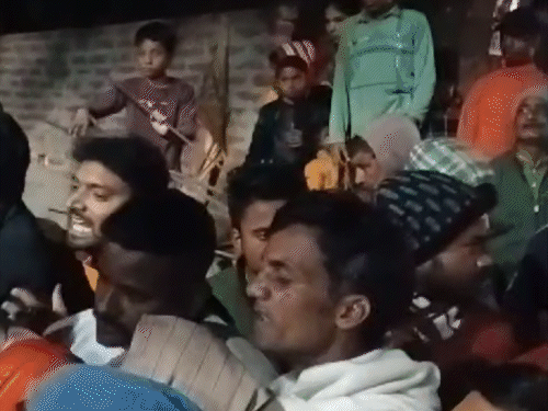 अतिक्रमण हटाने के दौरान टूटी मंदिर की दीवार | मंदिर की दीवार के खिलाफ तोड़फोड़ के दौरान: टुकड़ों में बंटे लोगों ने किया रोड जाम, नगर निगम के तटबंध - पलामू समाचार