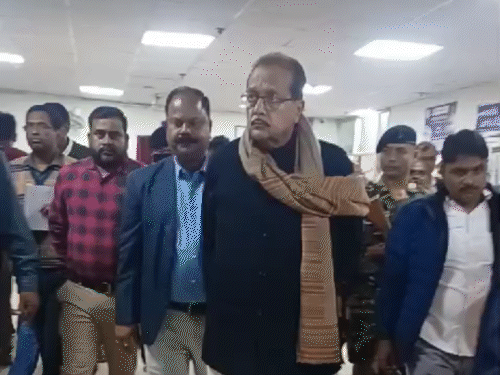 अस्पताल पहुंचे वित्त मंत्री, गंदगी देख भड़के | वित्त मंत्री ने कहा-अस्पताल में भर्ती बंद करने का उपाय, सभी कर्मचारी ड्रेस में रहें - पलामू समाचार