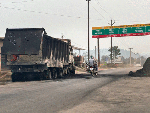 आलोक गिरोह के भैरव सिंह ने ली जिम्मेदारी | आलोक गिरोह के भैरव सिंह ने ली जिम्मेदारी: खलारी के पुरानी राय में जलाई गई थी हाईवा, राहुल समेत छह गुटों पर मामला दर्ज - खलारी न्यूज