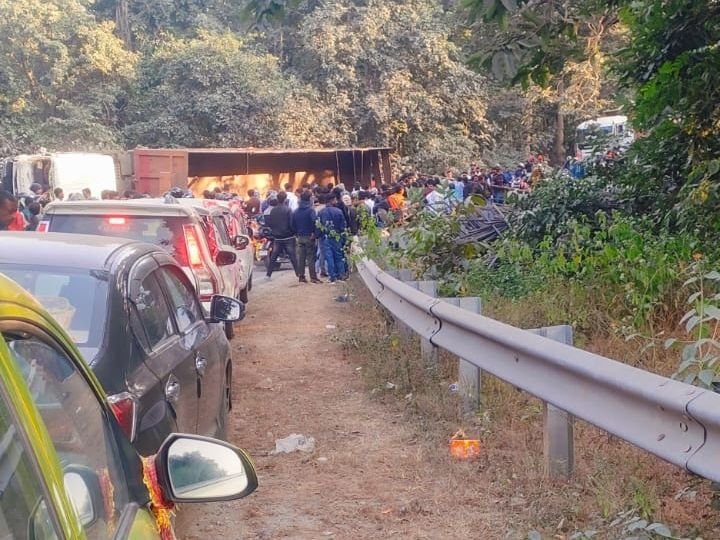 कोडरमा घाटी में ट्रक पलटा, घंटों जाम रहा जाम | कोडरमा घाटी में पलटा ट्रक, घण्टा जाम: 15 किलोमीटर दूर तक की दूरी, बिहार जाने वाले यात्री कोडरमा समाचार - koderma News