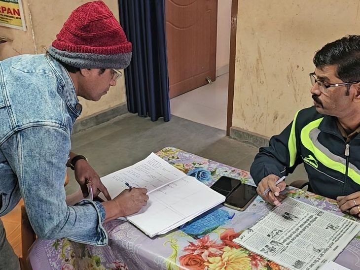 कोडरमा में साइबर ठगों ने निकाले 30 हजार रुपये | कोडरमा में साइबर ठगों ने निकाले 30 हजार रुपये: अलग-अलग खातों से निकाले रुपये, सोर्स पर आया खुलासा - koderma News