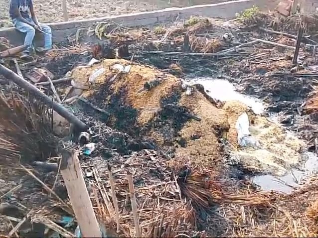 गोड्डा में एक घर में लगी आग | गोड्डा के एक घर में लगी आग: बेटी की शादी को रखे बीस हजार रुपये जले, अनाज और उत्पाद भी जल कर राखे - Godda News