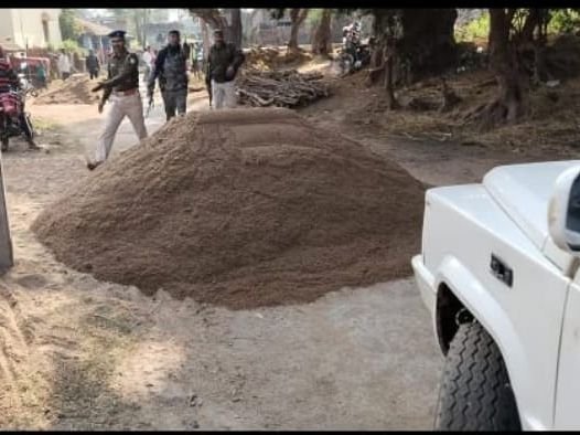 गोड्डा में बालू माफियाओं ने सीओ को बनाया बंधक | बालू माफियाओं ने गोड्डा में बनाया बंधक: बैसरा बैटरी नदी पर बालू का अवैध कारोबार बंद करने गए थे, एक गिरफ्तार - गोड्डा न्यूज