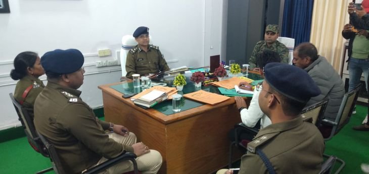 चतरा पहुंचे DIG, कहा-अपराधियों और अफीम तस्करों पर करें कार्रवाई | अयोध्दा क्षेत्र चतरा, कहा-म्यूज़िक व ऑफ-टायर्स के खिलाफ कार्रवाई - कोडरमा समाचार