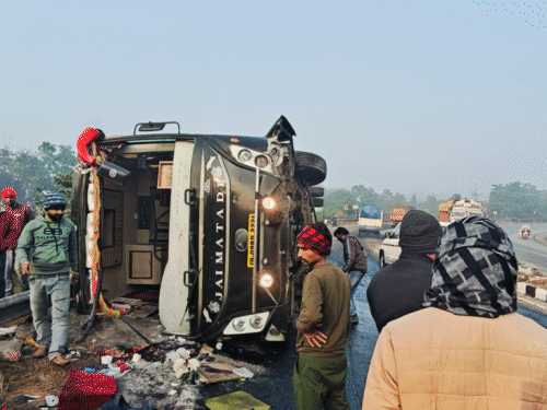 चरही घाटी में शादी पार्टी की बस दुर्घटनाग्रस्त; कई घायल | चरही घाटी में बाराती बस विद्रोह; कई घायल: सारण से रांची का रही थी बारात, घने कोहरे के कारण विभाजक से बस-हजारीबाग समाचार