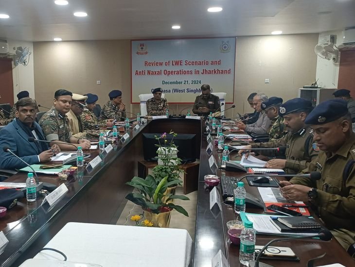 चाईबासा में नक्सल विरोधी अभियान को लेकर बैठक | चाईबासा में एंटी-अधिग्रहण अभियान के लिए बैठक: युवराज ने कहा- तीन माह की रणनीति में काम करने का दायित्व समाप्त कर दिया जाएगा - चाईबासा (पश्चिम सिंहभूम) समाचार