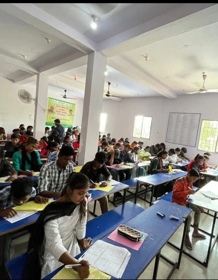 छात्रवृत्ति परीक्षा में 300 विद्यार्थियों ने लिया भाग | स्कॉलरशिप परीक्षा में 300 कर्मचारी शामिल - गुमला न्यूज़