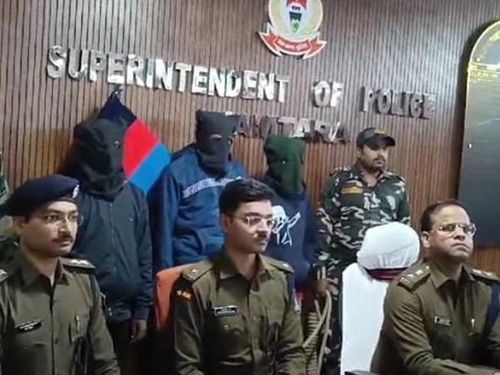 जामताड़ा में 4 साइबर अपराधी गिरफ्तार | जामताड़ा में साइबर 4 अपराधी गिरफ्तार: 8 मोबाइल और 9 सिमकार्ड बरामद, चार में से एक बदमाश भी शामिल - जामताड़ा न्यूज़