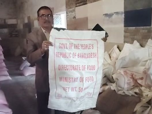 जामताड़ा में बांग्लादेश लिखी बोरियों में मिला चावल | जामताड़ा में मिला बांग्लादेशी चावल बोरे में एफसीआई का चावल: प्रशासन ने राइस मिल को किया सील, 32 कीमती चावल बरामद - जामताड़ा समाचार
