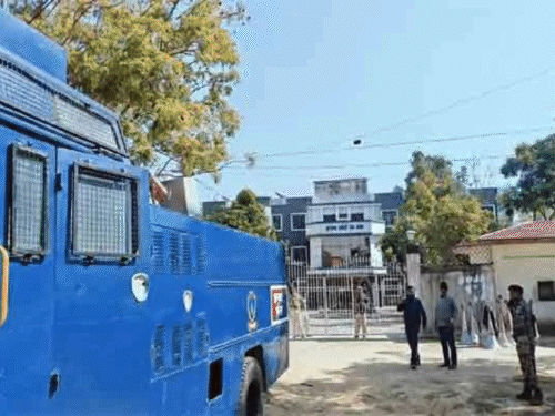 जेएसएससी कार्यालय में छात्रों की भारी भीड़ | जेएसएससी कार्यालय में छात्रों का महाजुटान: सीजीएल परीक्षा का कर रहे विरोध, सफल साथी का आज ही दस्तावेज, बायोडाटा बना पेपर - रांची समाचार