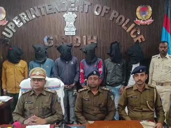 डकैती की योजना बनाते 6 अपराधी गिरफ्तार | लूट की योजना 6 अपराधी गिरफ्तार: दो देसी कट्टा, दो मोबाइल फोन, दो सिमकार्ड और बाइक बरामद - गिरिडीह समाचार