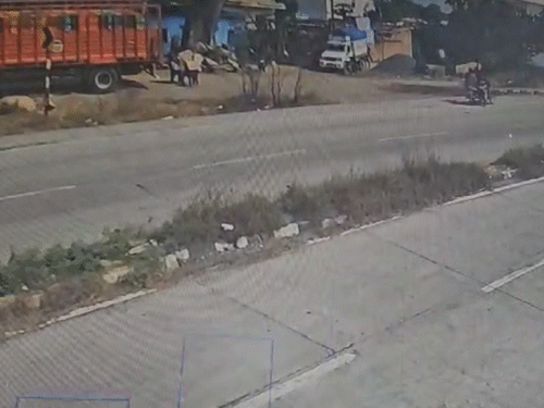 तेज रफ्तार ट्रक बाइक पर पलटा, युवक की मौत | पलटा में तेज रफ्तार ट्रक बाइक पर सवार युवक की मौत: बाइक के बगल से वॉक वॉक हुआ हादसा, सीसीटीवी में कैद हुई घटना - रांची न्यूज़