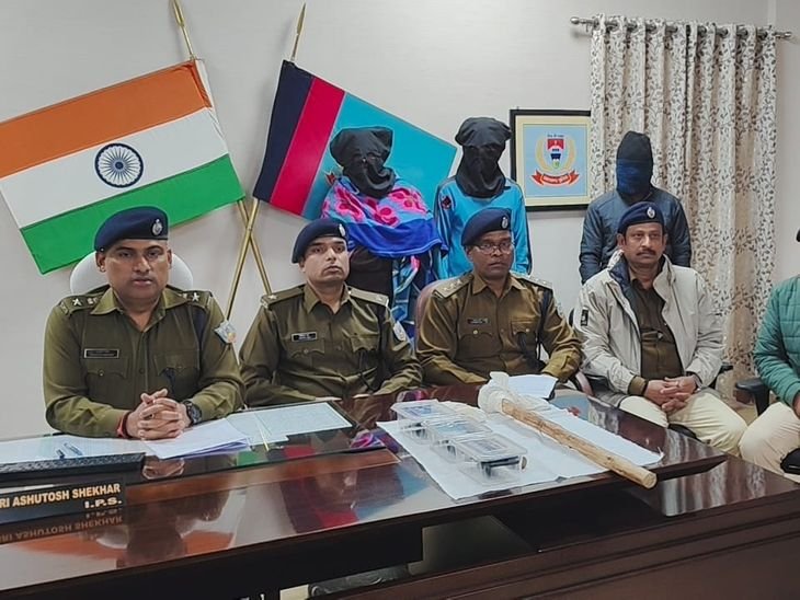 दंपत्ति हत्याकांड की गुत्थी सुलझी, तीन गिरफ्तार | हत्याकांड का खुलासा, तीन गिरफ्तार: पैसे के विवाद में पति-पत्नी की हत्या, सिक्का बरामदगी - चाईबासा (पश्चिम सिंहभूम) समाचार