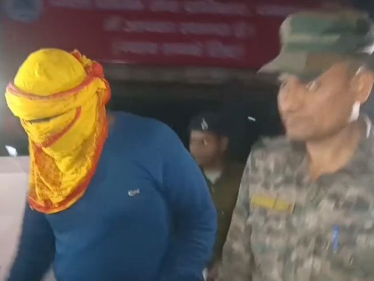 दिव्यांग लड़की से दुष्कर्म करने वाला आरोपी गिरफ्तार | संप्रदाय से बेनामी संपत्ति की गिरफ़्तारी: सामूहिक लोग क्षेत्र जेल गेट, घटना की रात बेनामी के घर में की थी हिस्सेदारी - धनबाद समाचार