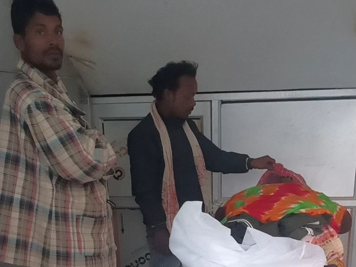 दुमका में करंट लगने से ग्रामीण की मौत | ग्रामीण इलाकों में बिजली के खंभों की मौत: बिजली के खंभों पर लगा था झटका, झटका ही गिरा - गुमला समाचार