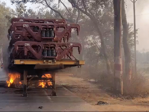 दुमका में ट्रेलर में फंसी बाइक, घिसटने के बाद लगी आग | मोटरसाइकिल में फंसी बाइक, घिसटने से लगी आग: बाइक सवार का नहीं चला पता, दोनों टांगी जलकर राख - Dumka News