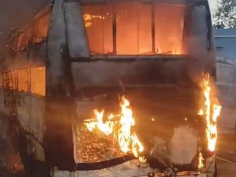 देवघर में खड़ी चार बसों में लगी भीषण आग | देवघर में भीषण आग: दो किमी दूर से दिखाई दे रही थी लपटें, लाखों का नुकसान - देवघर समाचार