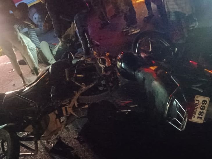 दो बाइकों की आमने-सामने टक्कर, एक की मौत | दो बाइक की टक्कर- आमने-सामने की टक्कर, एक की मौत: तीन घायल, गांव-जामताड़ा रोड पर हुआ हादसा - जामताड़ा समाचार