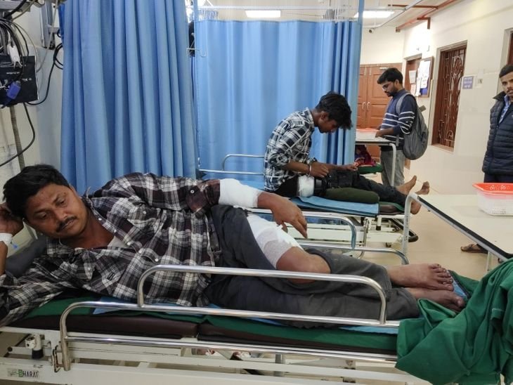 धनबाद में तीन अपराधियों ने ड्राइवर और खलासी को मारी गोली | थ्री एडवेंचर्स ने ड्राइवर-खलासी को मारी थी गोली: खैनी प्रिंसेस की बात पर हुआ था विवाद, थ्री चैलेंजर्स ने निकाली थी ड्राइवर-खलासी को मारी गोली - धनबाद समाचार