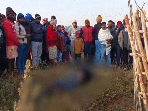 धनबाद में युवक की गोली मारकर हत्या | सड़क किनारे मिले बच्चे की लाश में सिर और पेट में गोली मारने के निशान, मृतक की पहचान में घायल पुलिस - धनबाद समाचार