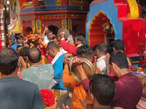 नये साल पर मां छिन्नमस्तिका के दर्शनार्थियों की उमड़ेगी भीड़ नववर्ष पर मां छिन्नमस्तिका मंदिर में सितारों की भीड़: छह हजार साल पुराना है यह मंदिर, नौका विहार का भी आनंद लेते हैं लोग-रामगढ़ (झारखंड) समाचार