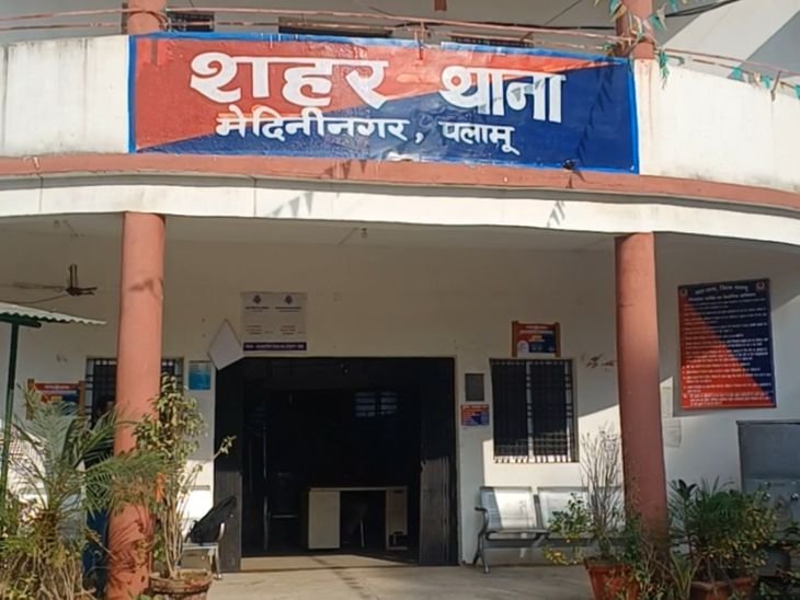 पलामू में खदान-क्रेशर मालिक से रंगदारी मांगने का मामला | पलामू में मानस-क्रशर के मालिक से रंगदारी दोस्ती का मामला: एक जांच एजेंसी रंगदारी मामले की जांच में सुजीत सिन्हा का नाम आया सामने - पलामू समाचार