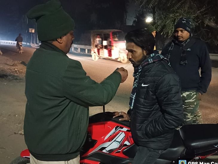 पलामू में शराब पीकर गाड़ी चलाना महंगा पड़ रहा है | पलामू में ड्रिंग एंड ड्राइव छाप रहा महंगा: मेदिनीनगर में शाम से देर रात चल रहा जांच अभियान, 10 हजार फाइन की रिपोर्ट ही उतर रही है नशा - पलामू न्यूज