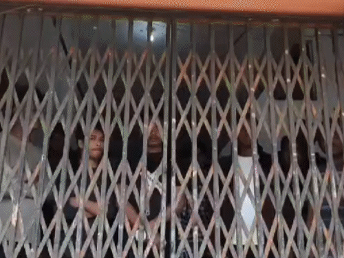 प्रिंसिपल के आदेश पर 90 छात्रों को किया गया लॉक | 90 छात्रों को किया गया लॉक करने का आदेश: आदित्यपुर स्थित सरकारी पॉलिटेक्निक कॉलेज का मामला, शिक्षकों को किया गया आइसोलेट -जमशेदपुर (पूर्वी सिंहभूम) News