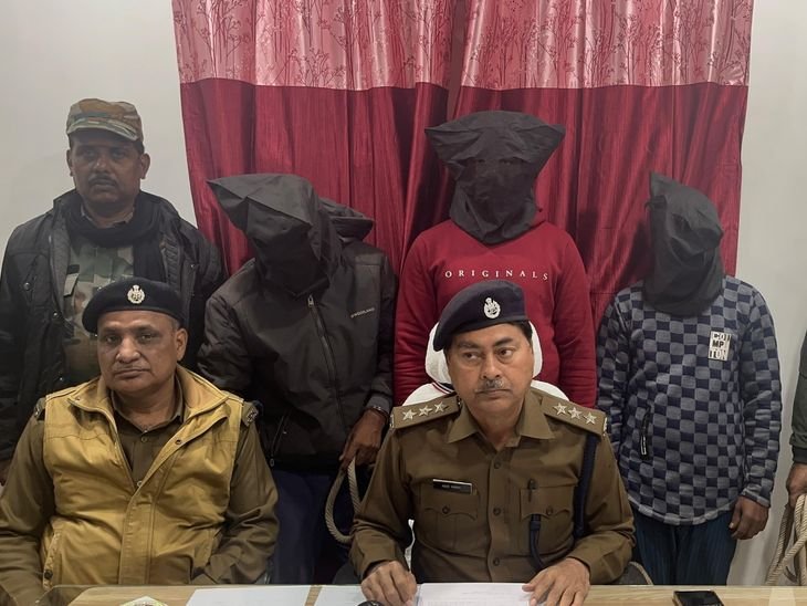 फर्जी बैंक अधिकारी बनकर करता था धोखाधड़ी, गिरफ्तार | बैंक के फर्जी अधिकारी शामिल थे, गिरफ्तार: तीन साइबर अपराधी पुलिस के हत्थे; चार मोबाइल फोन, 7 सिम कार्ड बरामद - गिरिडीह समाचार