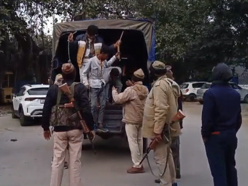 भाभी की बहन के अपहरण का प्रयास, कोडरमा में गिरफ्तार | भाभी की बहन को किडनैप करने की कोशिश, गिरफ्तार: शादी के लिए कटटे के बल पर करना चाहा था अपहरण, रेड मिर्ची जहर जब्त - koderma News