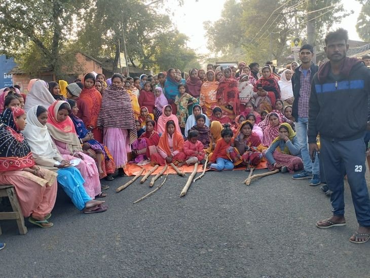 मुआवजे की मांग को लेकर सड़क जाम | बेस्ट की मांग पर सड़क जाम: अभिषेक की दुकान में आने से दो की गई थी जान, जाम से लगी सड़क पर जाम - Pakur News