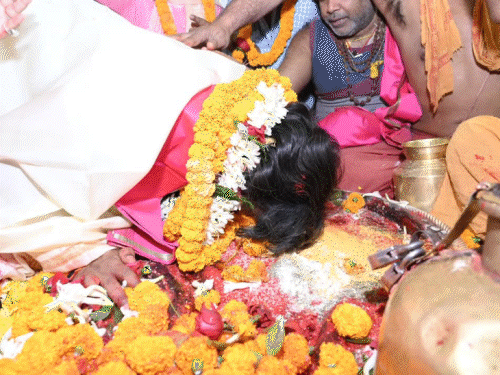 मुख्यमंत्री हेमन्त सोरेन अपनी पत्नी के साथ पहुंचे देवघर | मुख्यमंत्री रसेल सोरन पत्नी संघ क्षेत्र देवघर: बाबा बैद्यनाथ की पूजा-रिश्ता कर झारखंडवासियों के कल्याण की कामना की - देवघर समाचार