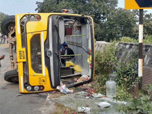 रांची में स्कूली बच्चों से भरी बस पलटी | रांची में बच्चों से भरी बस पलटी: तीन बच्चे गंभीर रूप से घायल, कोडरमा से पिकनिक मना रहे थे सारे - koderma News