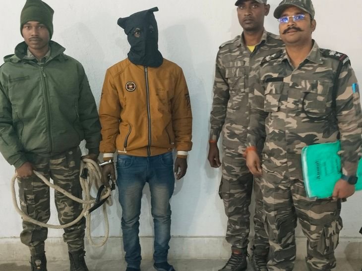 लातेहार में जेजेएमपी का एक उग्रवादी गिरफ्तार | जे पी का एक उग्रवादी गिरफ़्तार: पुलिस ने घेराबंदी कर किया गिरफ़्तार, गिरफ्तार थाने में दर्ज हैं कई मामले - Latehar News