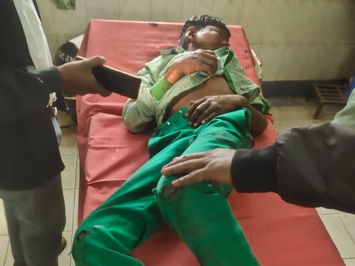 स्कूल जा रहे बच्चे को हाइवा ने मारी टक्कर | स्कूल जा रहे बच्चे को हाइवा ने मारी टक्कर: सिर पर आई गंभीर चोट, दोनों के हाथ-पैर; घटना के बाद ड्राइवर गाड़ी लेकर भाग गया - चाईबासा (पश्चिम सिंहभूम) समाचार