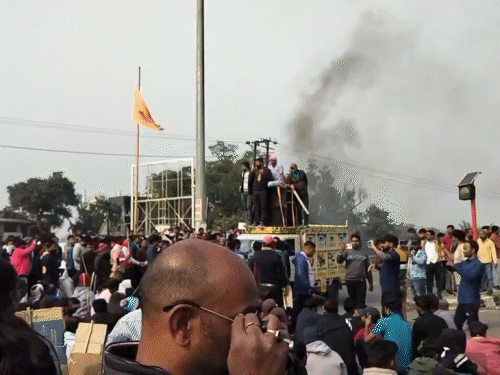 हज़ारीबाग़ में छात्रों का विरोध प्रदर्शन हुआ हिंसक | छात्रों का उग्र हुआ प्रदर्शन: छात्रों ने कहा पत्थर, पुलिस ने चटकाई लाठियां, नेता बोले-भविष्य के साथ नहीं होने देंगे बंधक-हजारीबाग समाचार