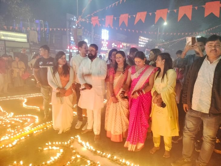 अयोध्या रामलला के प्राण प्रतिष्ठा की पहली वर्षगांठ | अयोध्या रामलला की प्राण प्रतिष्ठा की पहली वर्षगांठ: हनुमान मंदिर में 11 हजार दीप जले, 101 किलों का भोग -जमशेदपुर (पूर्वी सिंहभूम) समाचार