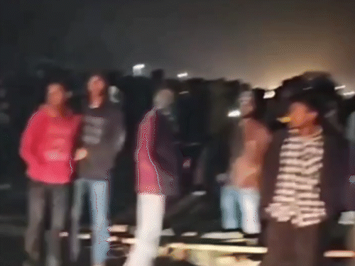 एक तेजी से बोलेरो ने गोड्डा में एक जीवन लिया | गोड्‌डा में तेज रफ्तार बोलेरो ने ली एक की जान: ड्राइवर गाड़ी लेकर हुआ फरार, आक्रोशित लोगों ने किया सड़क जाम - Godda News