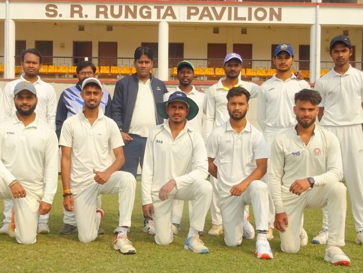 एसआर रूंगटा ग्रुप ने सेमीफाइनल में बनाई जगह | एसआर रुंगटा ग्रुप ने सेमीफाइनल में जगह बनाई: विजय रोहित के 85 और श्याम शर्मा के शानदार प्रदर्शन से 131 रन से जीता मैच - चाईबासा (पश्चिम सिंहभूम) समाचार