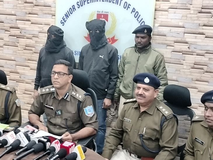 ऑटो चालक हत्याकांड में तीन बदमाश गिरफ्तार | ऑटो चालक हत्याकांड में तीन बदमाश गिरफ्तार: जान से मारने की धमकी के बाद हत्या की रची साजिश, काफी समय से चला विवाद -जमशेदपुर (पूर्वी सिंहभूम) समाचार