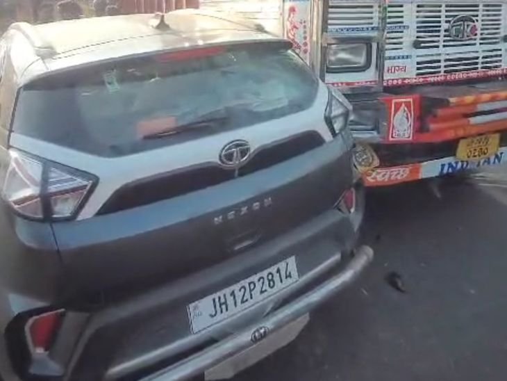 कोडरमा में ट्रक ने कार को मारी टक्कर | कोडरमा में ट्रक ने मारी टक्कर: कोडरमा सदर अस्पताल के डॉक्टर की गाड़ी से टक्कर, ट्रक चालक ने मारी टक्कर - koderma News