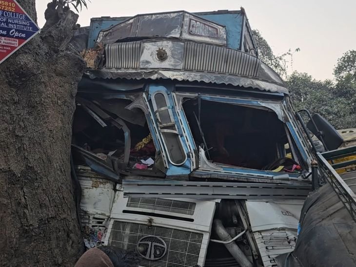 कोडर्मा में भयानक सड़क दुर्घटना | सराफा, भीषण सड़क सड़क kanamasa: ई riarिकcanama में r ट r टthirक अनियंतthirित r पेड़ r पेड़ पेड़ r से पेड़ r से से r से 6 स्याल - कोडर्मा न्यूज