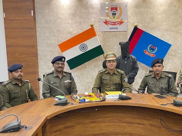 कोर्ट परिसर से तांबे का तार चोरी करने वाला गिरफ्तार | कोर्ट परिसर से किला का तार चोरी करने वाला धराया: डीलर पुलिस ने सुपरमार्केट को रेसकर पकड़ा, मोटरसाइकिल का किला और नट-बोल्ट बरामद - रामगढ़ (झारखंड) समाचार