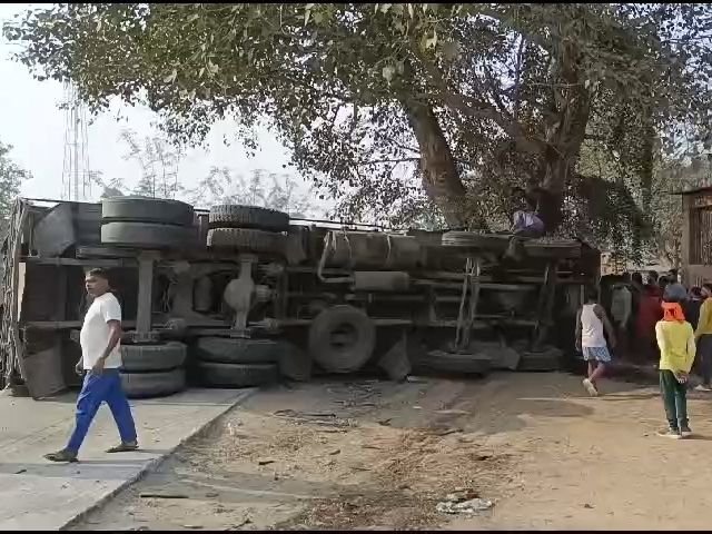 कोलकाता से दिल्ली जा रहा ट्रेलर पलटा | कोलकाता से दिल्ली जा रहा था टेलीकॉम पलटा: चौपारण के दनुवा में हुआ हादसा, चालक-उपचालक घायल, मेडिकल कॉलेज रेफर - हज़ारीबाग़ न्यूज़