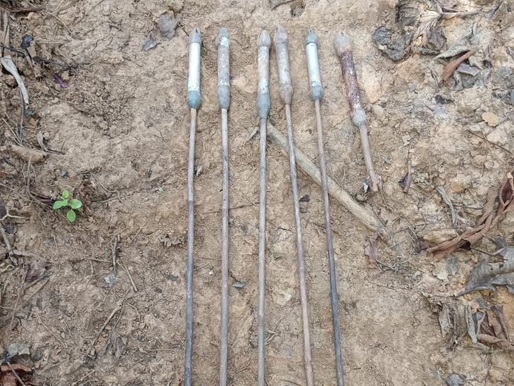 कोल्हान के जंगल में नक्सली साजिश नाकाम | कोल्हान के जंगल में 6 तीर आईईडी बम बरामद, चाईबासा (पश्चिमी सिंहभूम) समाचार