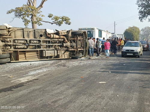 खूंटी में कार और बस के बीच टक्कर | खूंटी में कार-बस के बीच टक्कर, 12 से ज्यादा घायल: हादसे के बाद कार के परखच्चे उड़े, बस पलटी; एक व्यक्ति का हाथ काटा - तोरपा न्यूज़