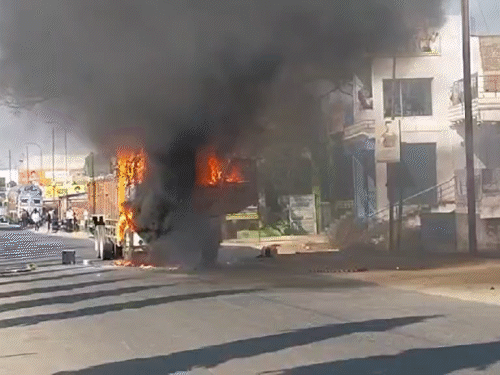 गिरिडीह में ट्रक ने एक बच्चे समेत दो लोगों को कुचल दिया, जिससे उनकी मौत हो गयी गिरिडीह में ट्रकों ने बच्चों को शामिल किया जिसमें दो को कुचला, मौत: लोगों ने पीछा कर ट्रक को पकड़ लिया, टुकड़ों ने आग लगा दी; सड़क जाम - गिरिडीह न्यूज