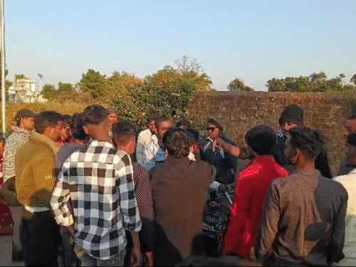 गिरिडीह में तेज रफ्तार वाहन ने टोटो को मारी टक्कर | गिरिडीह में तेज तर्रार वाहनों ने टोटो को मारी टक्कर: दो बच्चों समेत चार लोग घायल, स्थानीय लोगों ने चालक को पकड़ा - गिरिडीह न्यूज